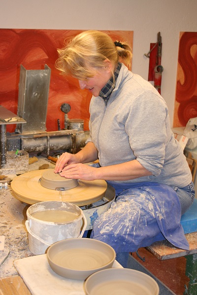 Marlene Jost an der Töpferscheibe