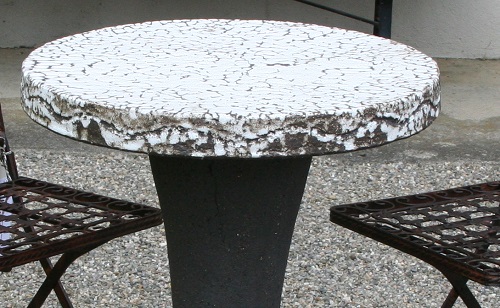 Bistrotisch mit Keramikoberfläche im Garten